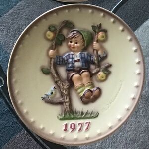 Hummel Goebel Boy In Apple Tree 7th Annual Collector Plate 1977 with Box